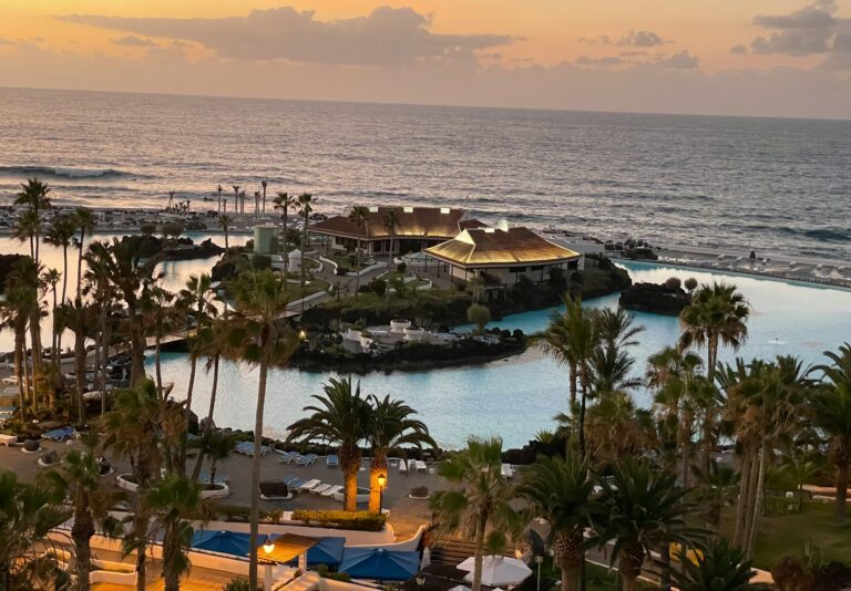 Strandurlaub in Hotel mit Pool und Meerblick