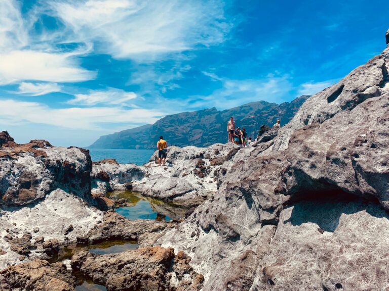 Steinige Klippen an Teneriffas Küste