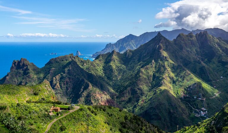 Grüne Berglandschaft und Aussicht auf den Atlantik