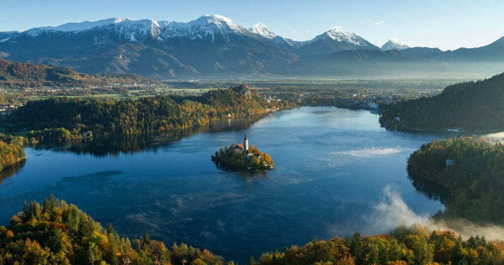 Kirche auf einer Insel inmitten des Bleder Sees in Slowenien