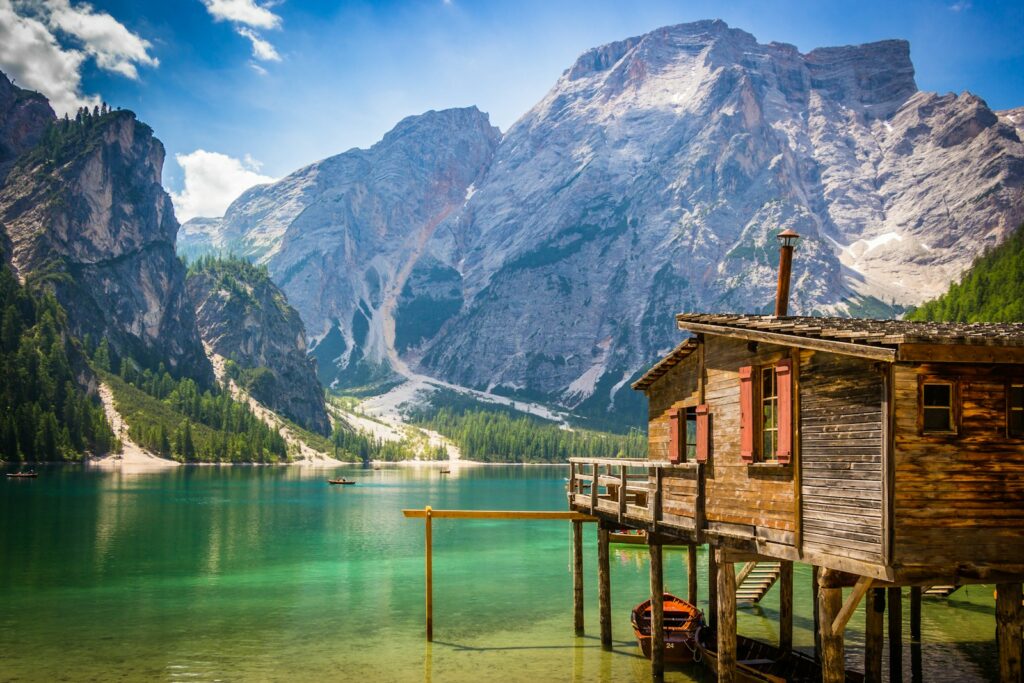 Pragser Wildsee vor Dolomiten-Kulisse