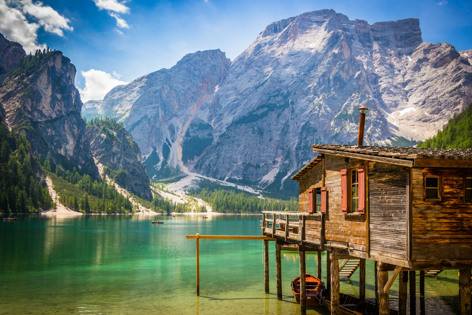 Pragser Wildsee vor Dolomiten-Kulisse