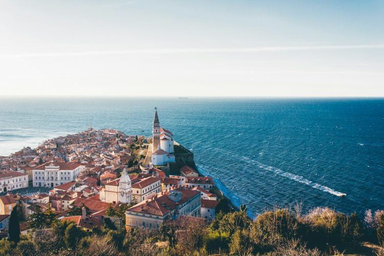 Die slowenische Küstenstadt erstreckt sich ins Adriatische Meer